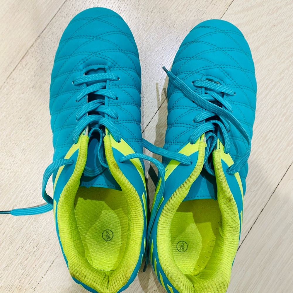 Soccer cleats, worn a few times, size 5, men’s sizing
